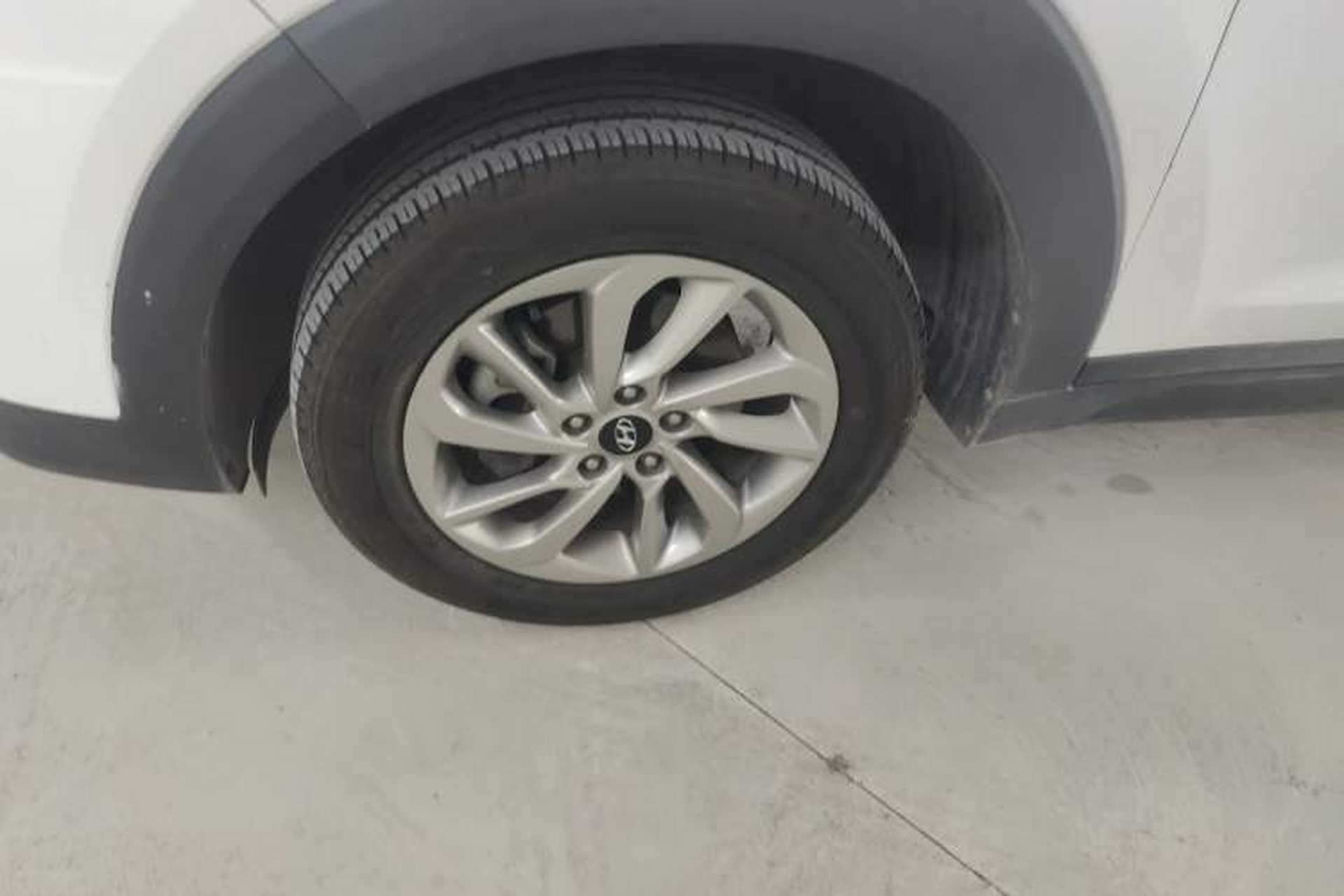 Used Hyundai Tucson 2015 1.6T Dual-Clutch Two-Wheel-Drive Smart Model Left Front Wheel Hub