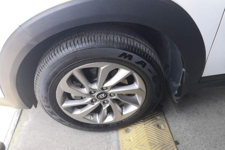 Used Hyundai Tucson 2015 1.6T Dual-Clutch Two-Wheel-Drive Smart Model Left Front Wheel Hub