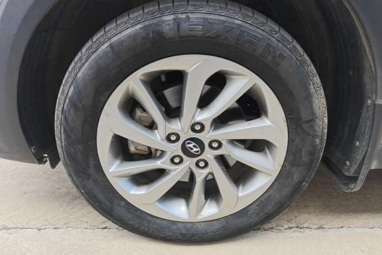 Used Hyundai Tucson 2015 1.6T Dual-Clutch Two-Wheel-Drive Smart Model Left Front Wheel Hub