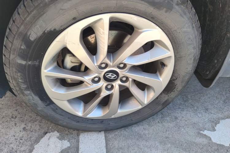 Used Hyundai Tucson 2015 1.6T Dual-Clutch Two-Wheel-Drive Smart Model Left Front Wheel Hub