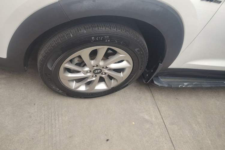 Used Hyundai Tucson 2015 1.6T Dual-Clutch Two-Wheel-Drive Smart Model Left Front Wheel Hub