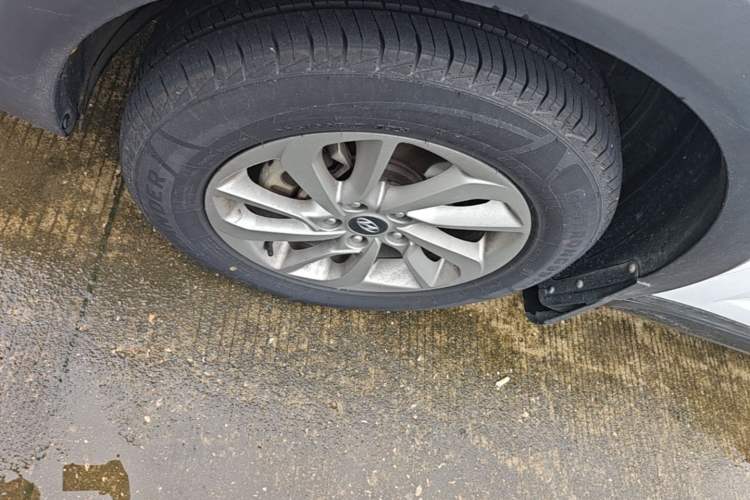 Used Hyundai Tucson 2015 1.6T Dual-Clutch Two-Wheel-Drive Smart Model Left Front Wheel Hub