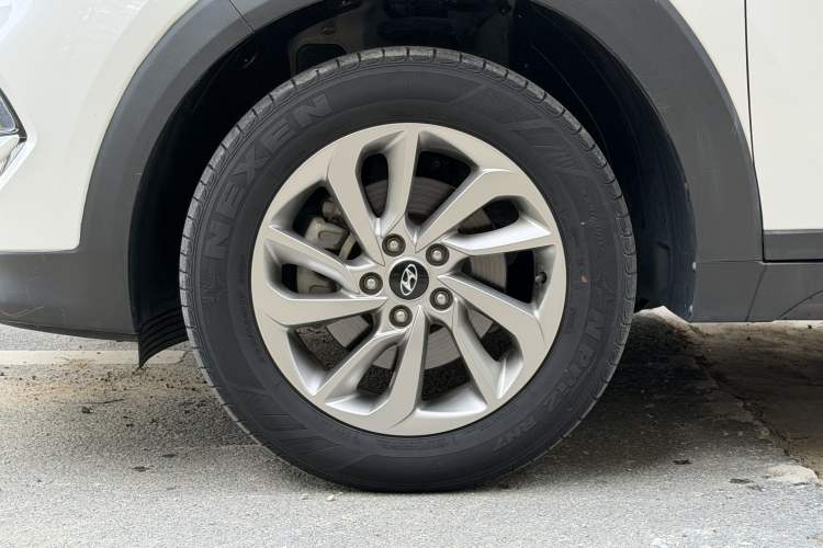 Used Hyundai Tucson 2015 1.6T Dual-Clutch Two-Wheel-Drive Smart Model Left Front Wheel Hub