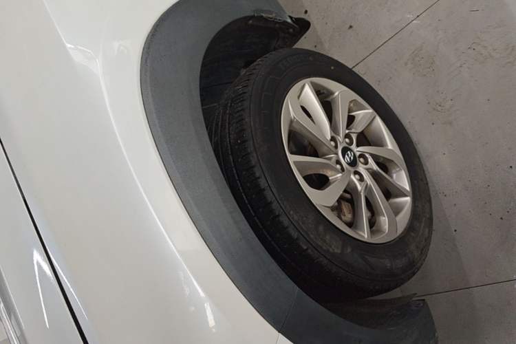 Used Hyundai Tucson 2015 2.0L Automatic Two-Wheel Drive Smart Version Left Front Wheel Hub