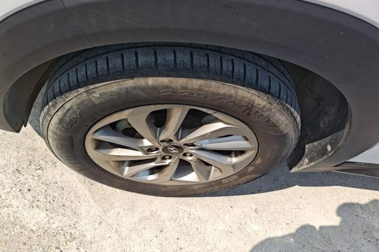 Used Hyundai Tucson 2015 1.6T Dual-Clutch Two-Wheel-Drive Smart Model Left Front Wheel Hub