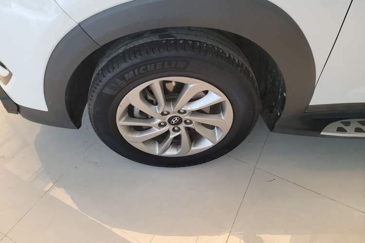 Used Hyundai Tucson 2015 1.6T Dual-Clutch Two-Wheel-Drive Smart Model Left Front Wheel Hub