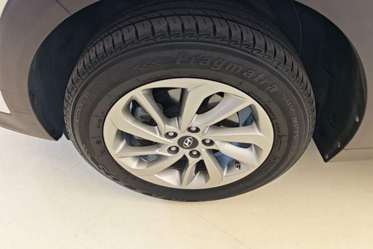 Used Hyundai Tucson 2015 1.6T Dual-Clutch Two-Wheel-Drive Smart Model Left Front Wheel Hub