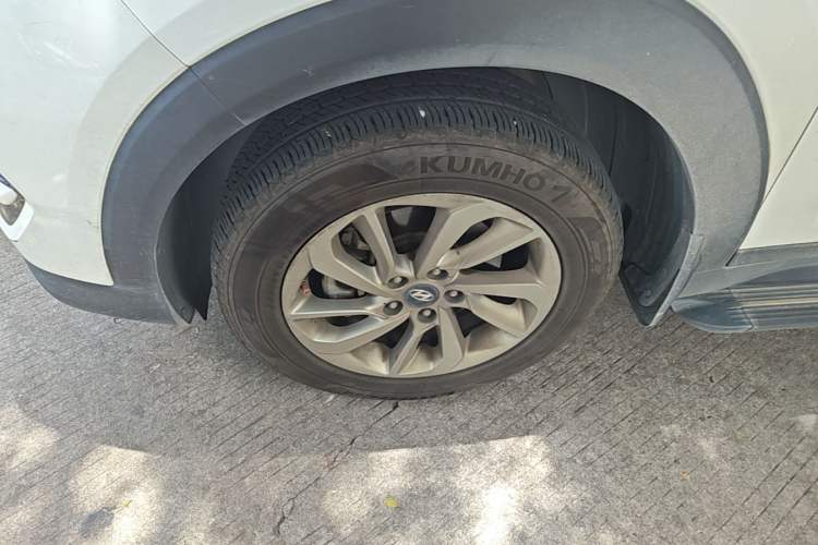 Used Hyundai Tucson 2015 1.6T Dual-Clutch Two-Wheel-Drive Smart Model Left Front Wheel Hub
