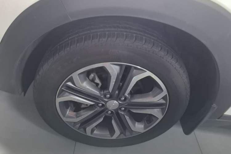 Used Hyundai Tucson 2015 1.6T Dual-Clutch Two-Wheel-Drive Leading Model Left Front Wheel Hub