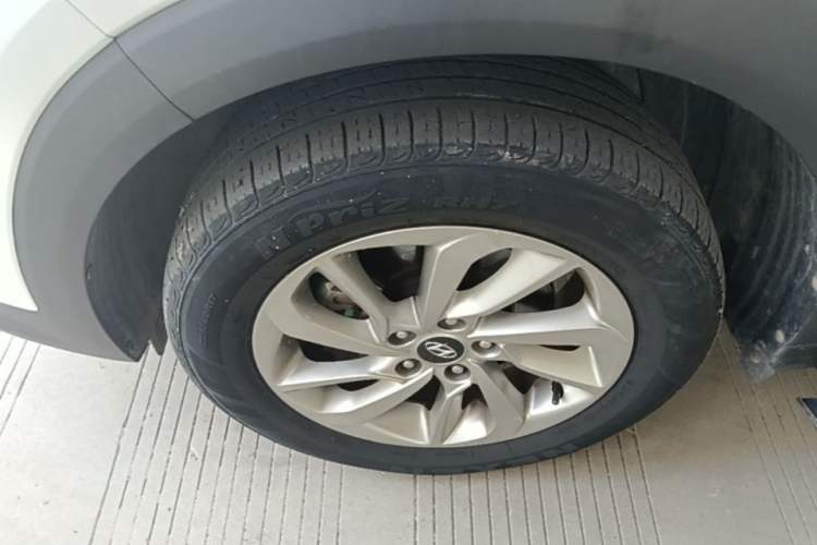 Used Hyundai Tucson 2015 1.6T Dual-Clutch Two-Wheel-Drive Smart Model Left Front Wheel Hub
