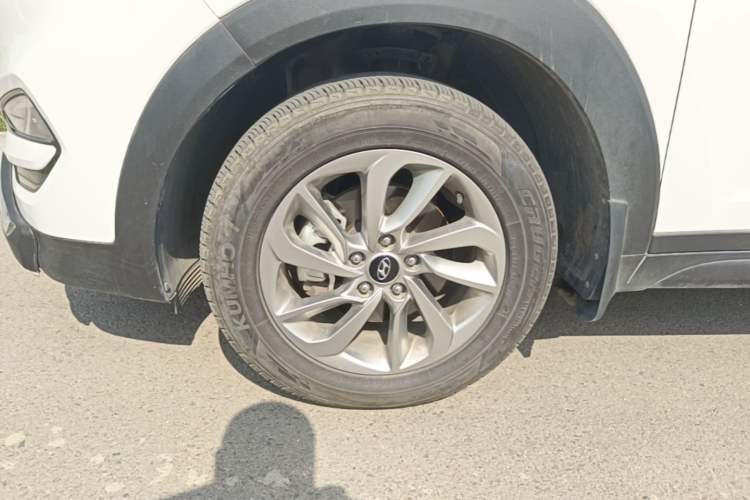 Used Hyundai Tucson 2015 1.6T Dual-Clutch Two-Wheel-Drive Smart Model Left Front Wheel Hub