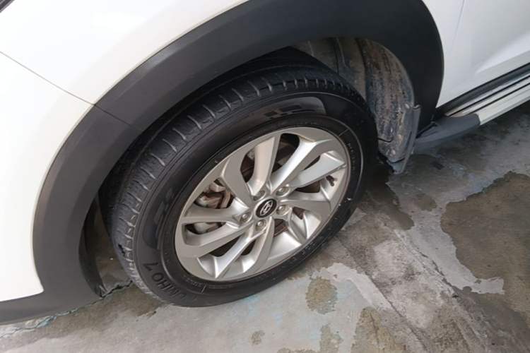 Used Hyundai Tucson 2015 1.6T Dual-Clutch Two-Wheel-Drive Smart Model Left Front Wheel Hub