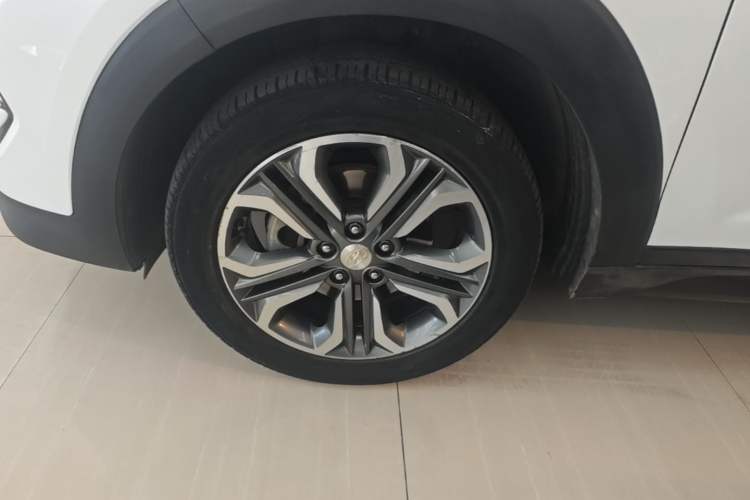 Used Hyundai Tucson 2015 1.6T Dual-Clutch Two-Wheel-Drive Leading Model Left Front Wheel Hub