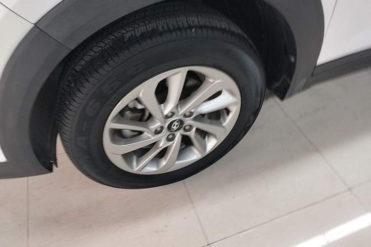 Used Hyundai Tucson 2015 1.6T Dual-Clutch Two-Wheel-Drive Smart Model Left Front Wheel Hub