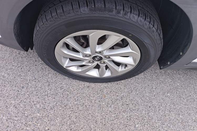 Used Hyundai Tucson 2015 1.6T Dual-Clutch Two-Wheel-Drive Smart Model Left Front Wheel Hub