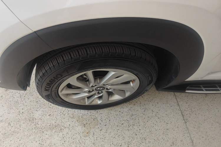 Used Hyundai Tucson 2015 1.6T Dual-Clutch Two-Wheel-Drive Smart Model Left Front Wheel Hub