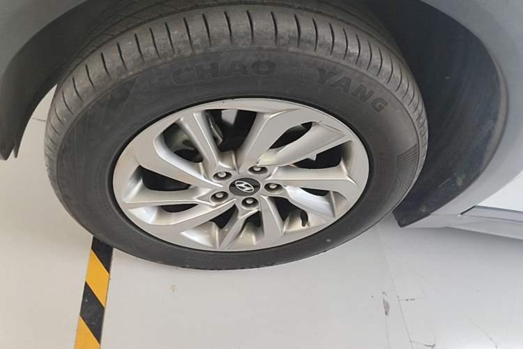 Used Hyundai Tucson 2015 1.6T Dual-Clutch Two-Wheel-Drive Smart Model Left Front Wheel Hub