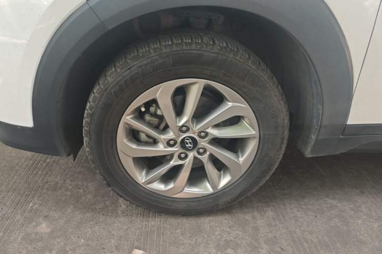 Used Hyundai Tucson 2015 1.6T Dual-Clutch Two-Wheel-Drive Smart Model Left Front Wheel Hub