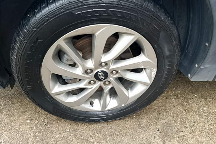 Used Hyundai Tucson 2015 2.0L Automatic Two-Wheel Drive Smart Version Left Front Wheel Hub