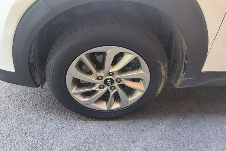 Used Hyundai Tucson 2015 1.6T Dual-Clutch Two-Wheel-Drive Smart Model Left Front Wheel Hub