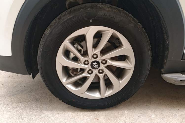 Used Hyundai Tucson 2015 1.6T Dual-Clutch Two-Wheel-Drive Smart Model Left Front Wheel Hub
