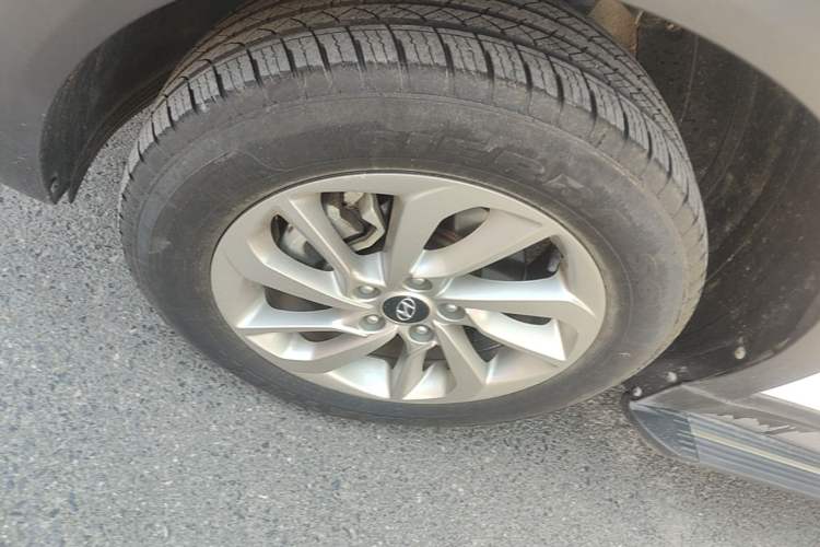 Used Hyundai Tucson 2015 1.6T Dual-Clutch Two-Wheel-Drive Smart Model Left Front Wheel Hub