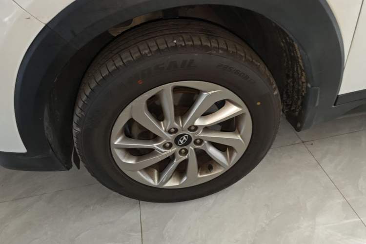 Used Hyundai Tucson 2015 1.6T Dual-Clutch Two-Wheel-Drive Smart Model Left Front Wheel Hub
