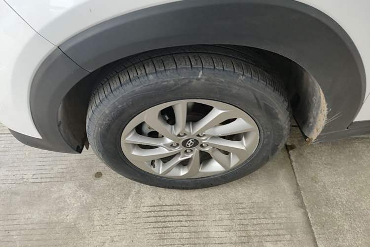 Used Hyundai Tucson 2015 1.6T Dual-Clutch Two-Wheel-Drive Smart Model Left Front Wheel Hub