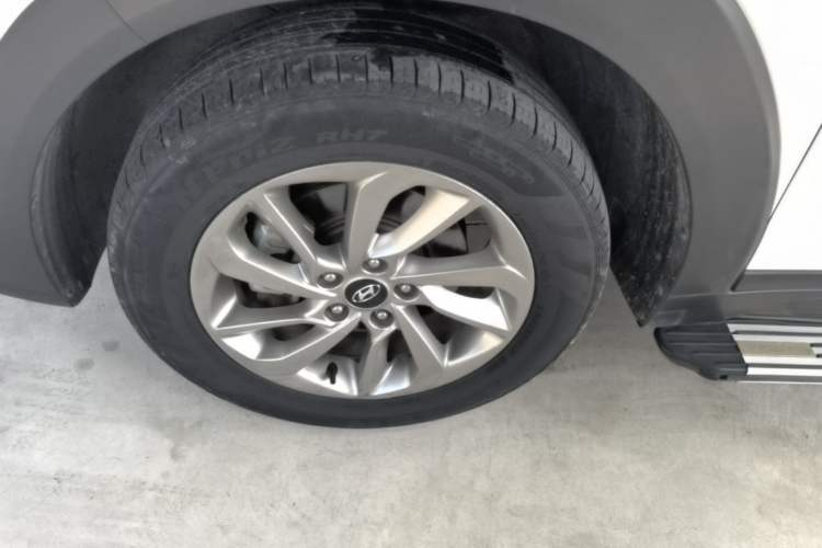 Used Hyundai Tucson 2015 1.6T Dual-Clutch Two-Wheel-Drive Smart Model Left Front Wheel Hub