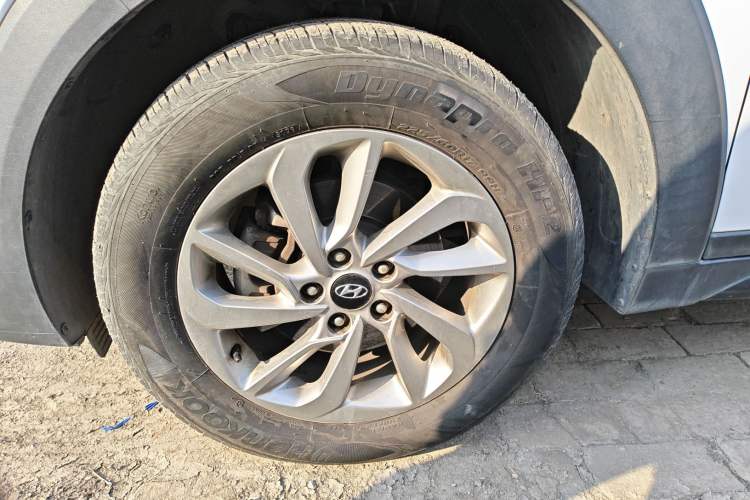 Used Hyundai Tucson 2015 1.6T Dual-Clutch Two-Wheel-Drive Smart Model Left Front Wheel Hub