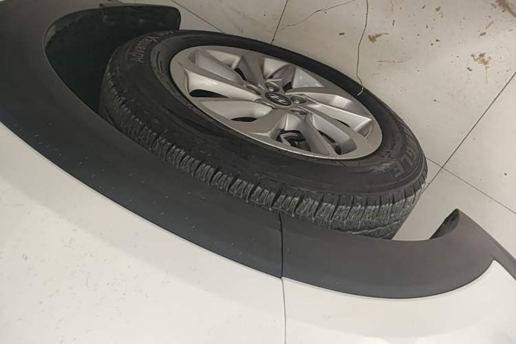 Used Hyundai Tucson 2015 1.6T Dual-Clutch Two-Wheel-Drive Smart Model Left Front Wheel Hub