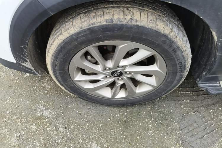 Used Hyundai Tucson 2015 1.6T Dual-Clutch Two-Wheel-Drive Smart Model Left Front Wheel Hub