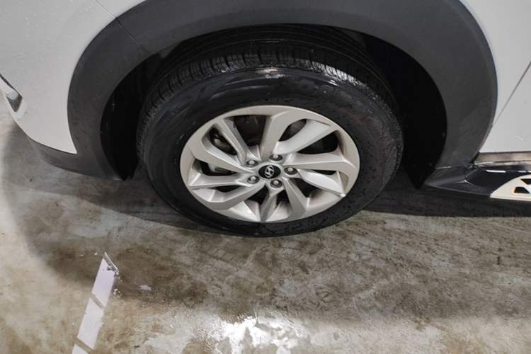 Used Hyundai Tucson 2015 1.6T Dual-Clutch Two-Wheel-Drive Smart Model Left Front Wheel Hub