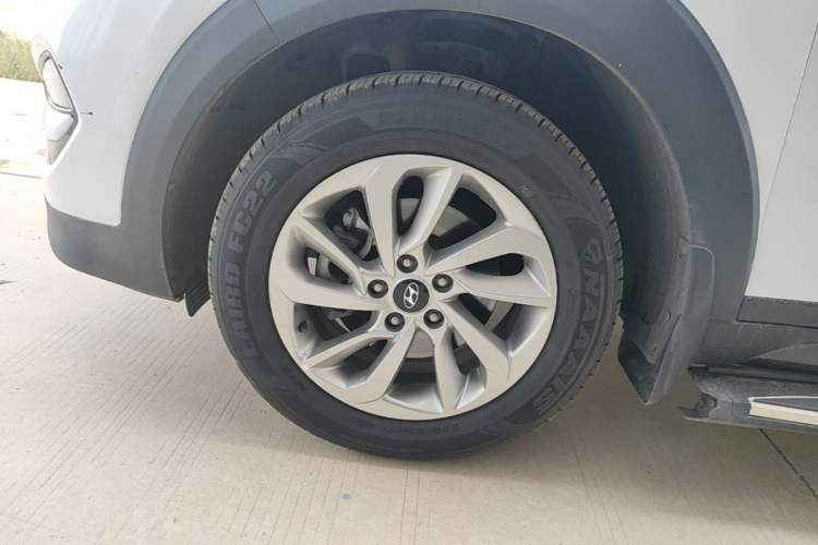 Used Hyundai Tucson 2015 1.6T Dual-Clutch Two-Wheel-Drive Smart Model Left Front Wheel Hub