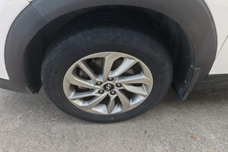 Used Hyundai Tucson 2015 1.6T Dual-Clutch Two-Wheel-Drive Smart Model Left Front Wheel Hub