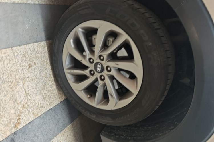 Used Hyundai Tucson 2015 1.6T Dual-Clutch Two-Wheel-Drive Smart Model Left Front Wheel Hub