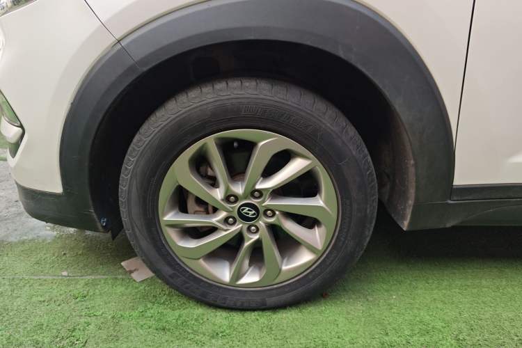 Used Hyundai Tucson 2015 1.6T Dual-Clutch Two-Wheel-Drive Smart Model Left Front Wheel Hub