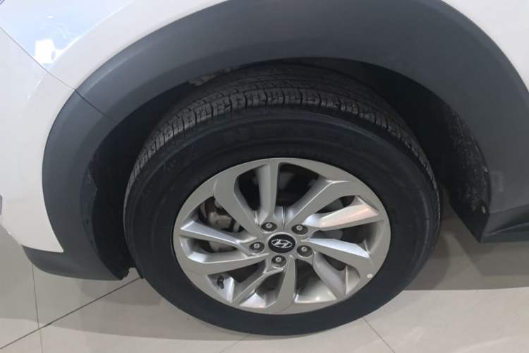Used Hyundai Tucson 2015 1.6T Dual-Clutch Two-Wheel-Drive Smart Model Left Front Wheel Hub