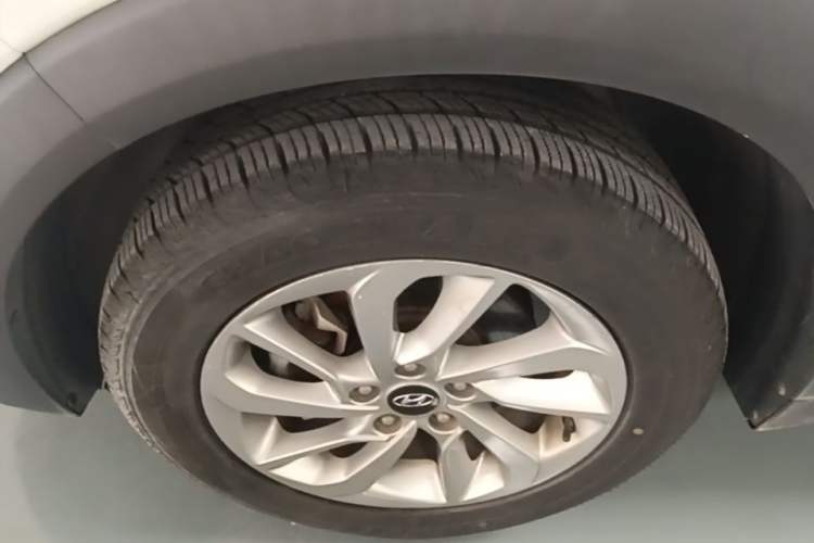 Used Hyundai Tucson 2015 1.6T Dual-Clutch Two-Wheel-Drive Smart Model Left Front Wheel Hub