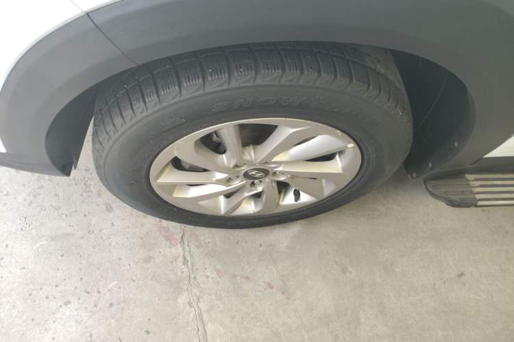 Used Hyundai Tucson 2015 1.6T Dual-Clutch Two-Wheel-Drive Smart Model Left Front Wheel Hub