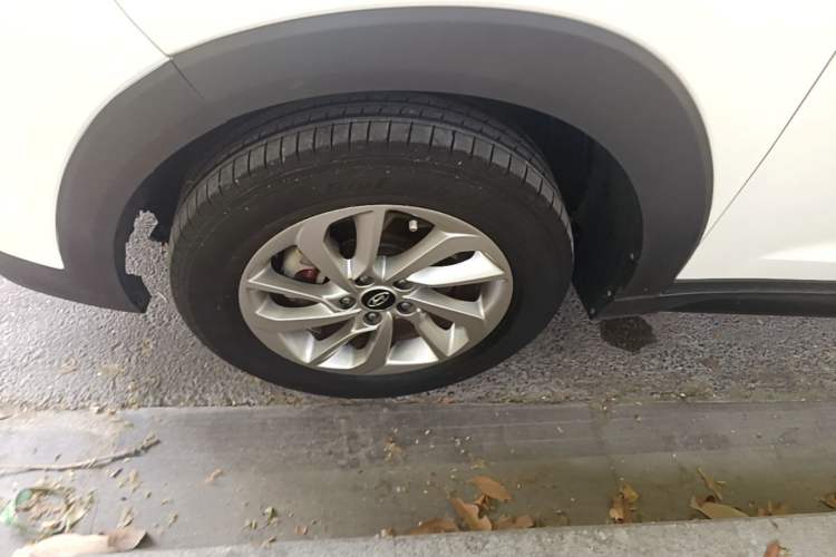 Used Hyundai Tucson 2015 1.6T Dual-Clutch Two-Wheel-Drive Smart Model Left Front Wheel Hub