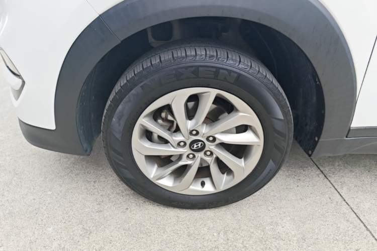 Used Hyundai Tucson 2015 1.6T Dual-Clutch Two-Wheel-Drive Smart Model Left Front Wheel Hub