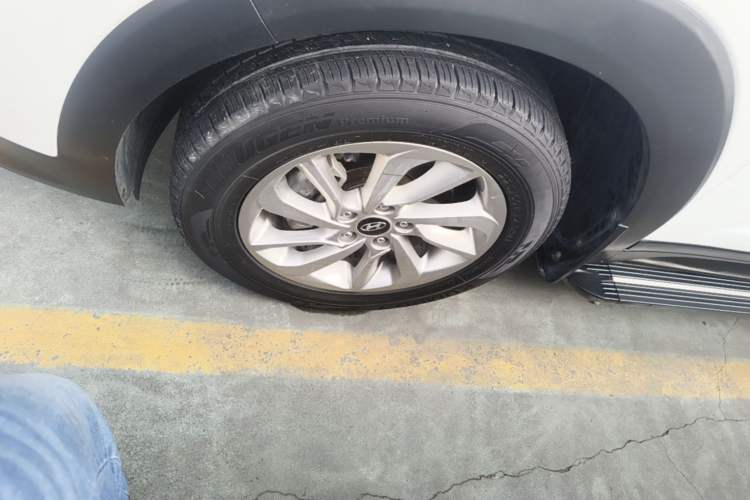 Used Hyundai Tucson 2015 1.6T Dual-Clutch Two-Wheel-Drive Smart Model Left Front Wheel Hub