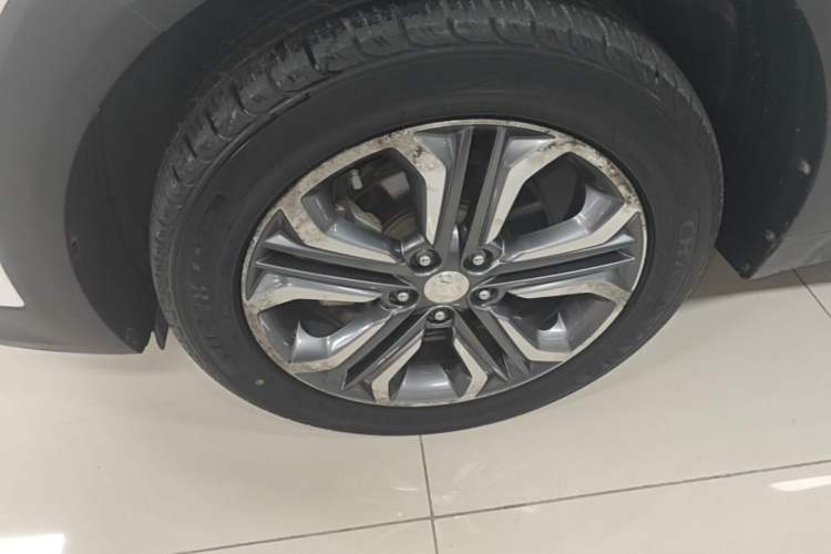 Used Hyundai Tucson 2015 1.6T Dual-Clutch Two-Wheel-Drive Leading Model Left Front Wheel Hub