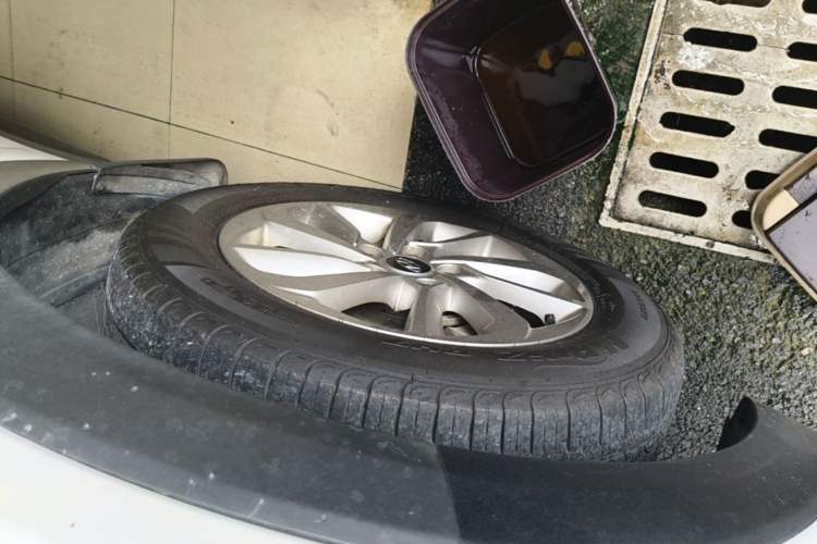 Used Hyundai Tucson 2015 1.6T Dual-Clutch Two-Wheel-Drive Smart Model Left Front Wheel Hub