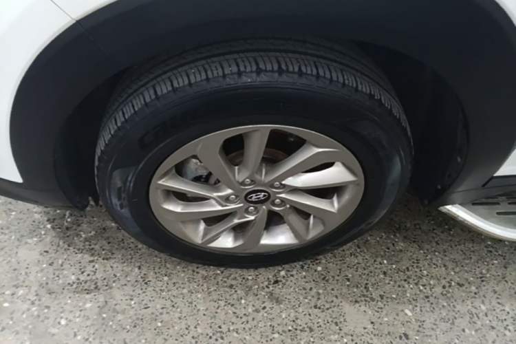 Used Hyundai Tucson 2015 1.6T Dual-Clutch Two-Wheel-Drive Smart Model Left Front Wheel Hub
