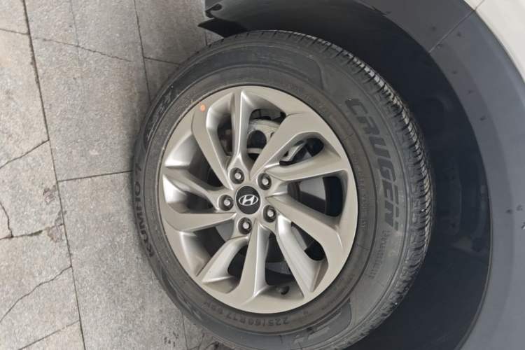 Used Hyundai Tucson 2015 1.6T Dual-Clutch Two-Wheel-Drive Smart Model Left Front Wheel Hub