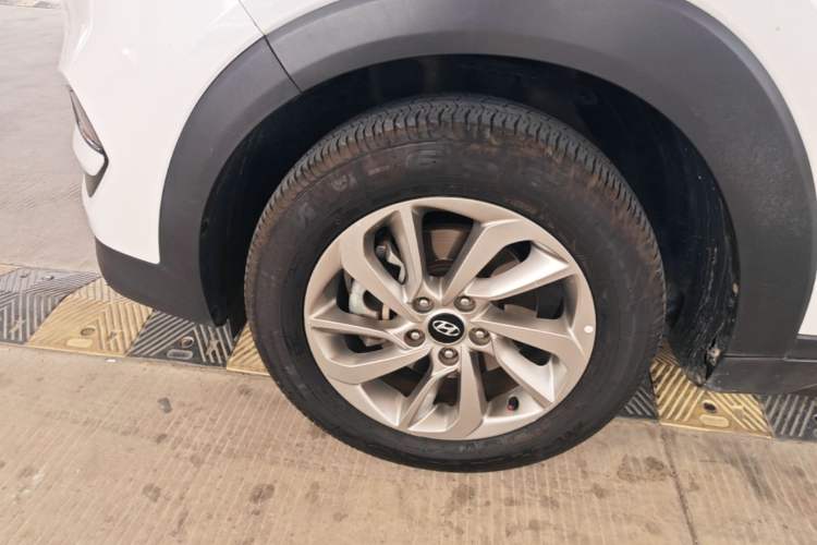 Used Hyundai Tucson 2015 1.6T Dual-Clutch Two-Wheel-Drive Smart Model Left Front Wheel Hub