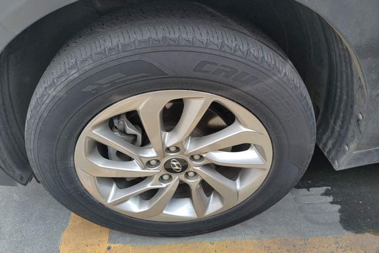 Used Hyundai Tucson 2015 1.6T Dual-Clutch Two-Wheel-Drive Smart Model Left Front Wheel Hub