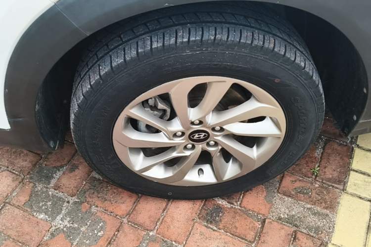 Used Hyundai Tucson 2015 1.6T Dual-Clutch Two-Wheel-Drive Smart Model Left Front Wheel Hub